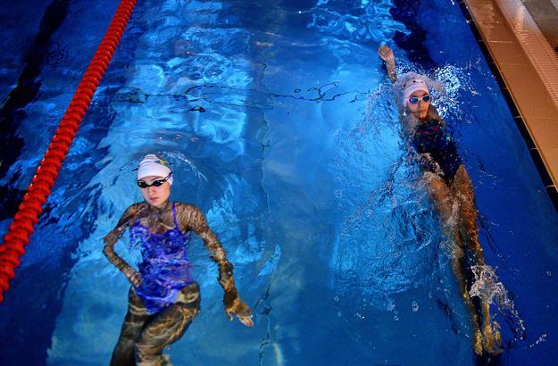 4'ü milli, 9 paralimpik ve özel yüzücü engellerini kulaçlarla aşıyor