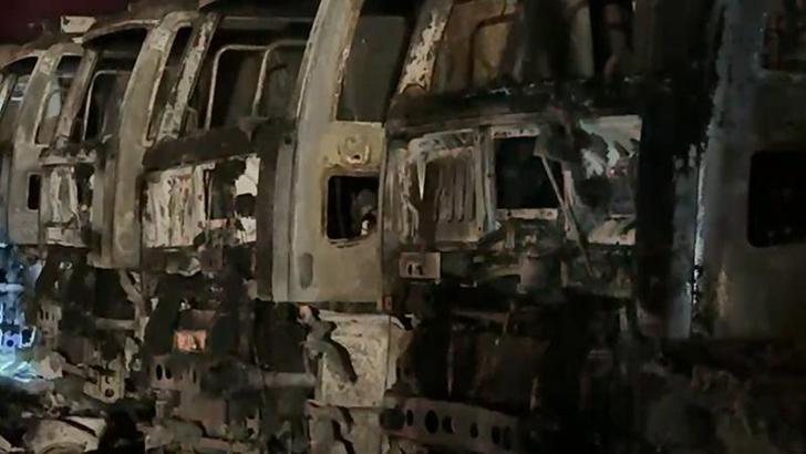 Taş ocağında 8 kamyon yandı