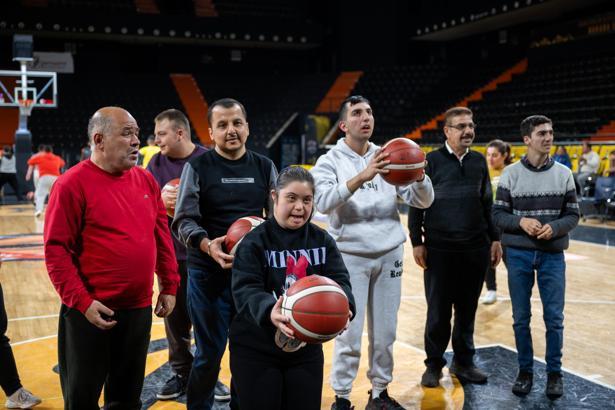Özel bireyler MSK ile sahaya çıktı, basketbol oynadı