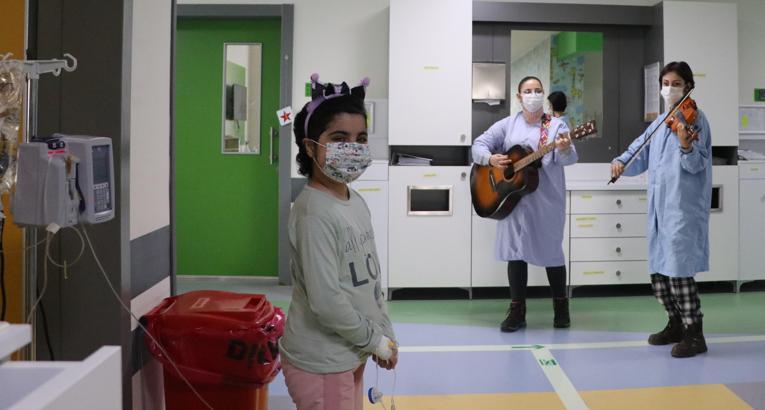 Lösemili çocuklar, üniversiteli gönüllülerin müzik dinletisi ile moral buluyor