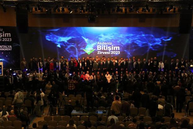 Türk astronot Akdeniz Bilişim Zirvesi'nde