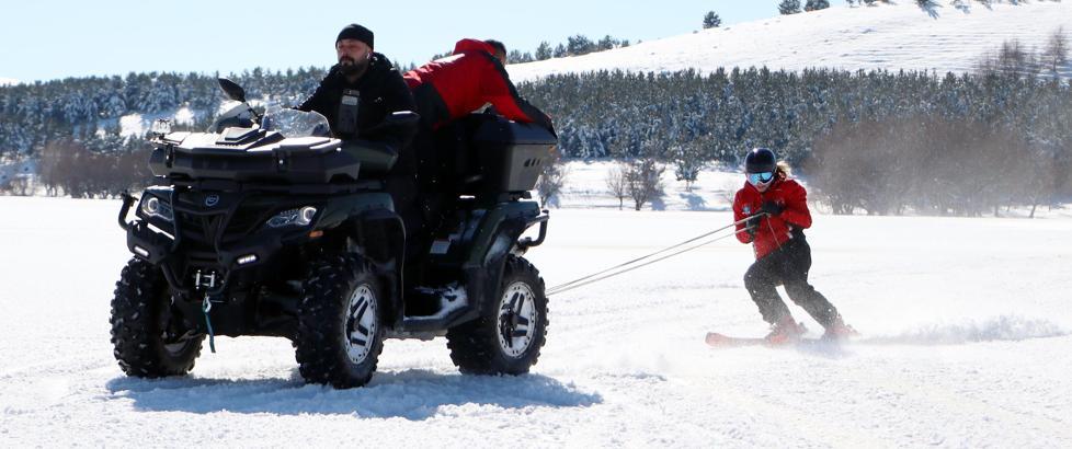 'Kahraman' madalyalı milli kayakçı Sıla, yüzeyi buz tutan gölde slalom yaptı
