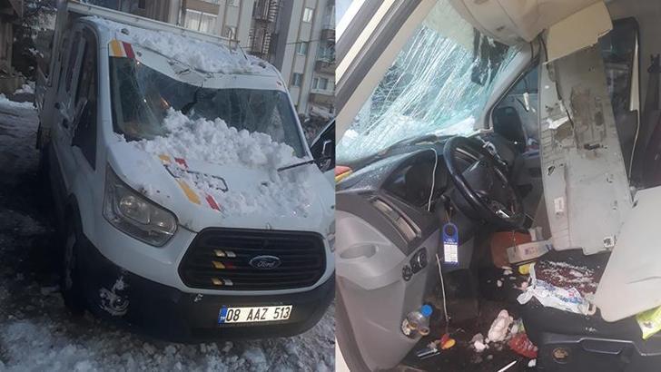 Çatıdan düşen kar, kamyonete hasar verdi