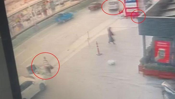 Hafif ticari aracın çarptığı demir duba yerinden fırlayıp polis memurunun başına isabet etti; o anlar kamerada