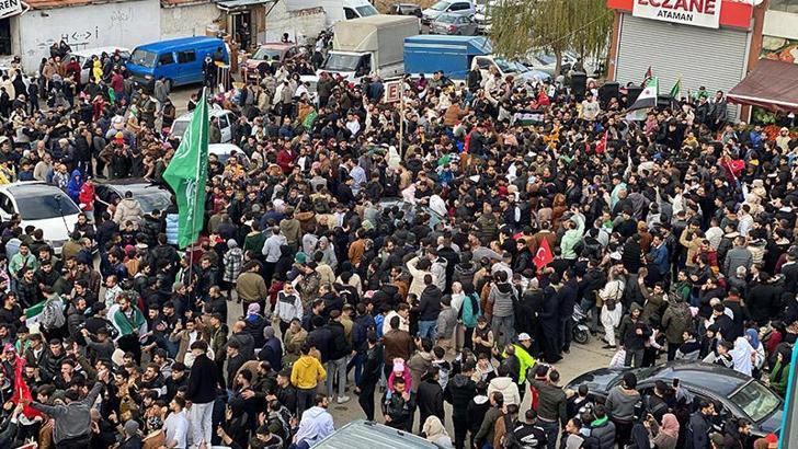 Ankara'da Suriyeliler, Esad rejiminin son bulmasını kutladı