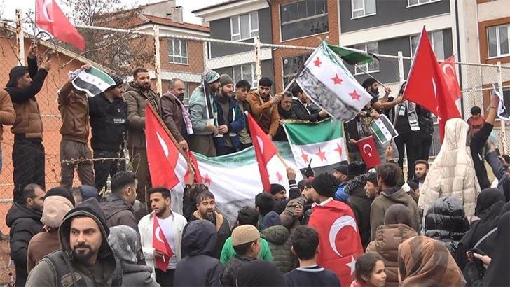 Eskişehir’de Suriyeliler, Esad'ın gidişini kutladı