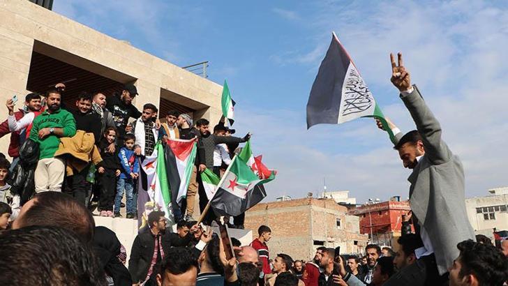 Adana'da kent meydanında Suriyelilerden kutlama