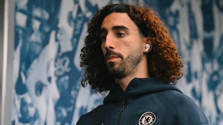 Chelseali Cucurella kramponlarını çöpe atıp, taraftarlardan özür diledi