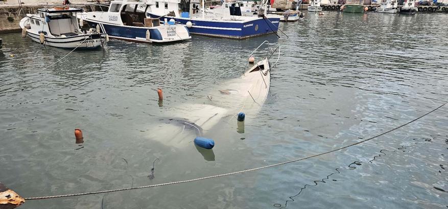 Çanakkale'de 8 metrelik Alman bayraklı tekne battı