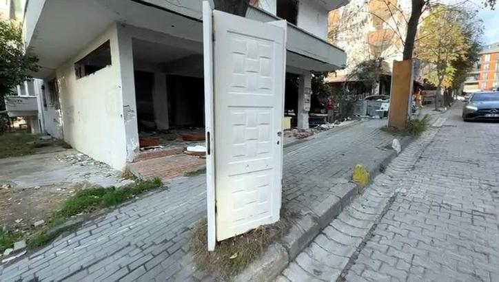 İstanbul- Avcılar'da bina yıkımında bayrak hassasiyeti; çalışmayı durdurup bayrağı aldılar