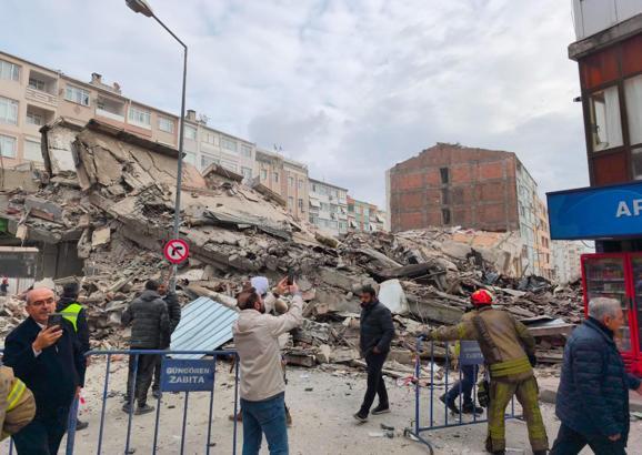 İstanbul - Güngören'de bina çöktü -1