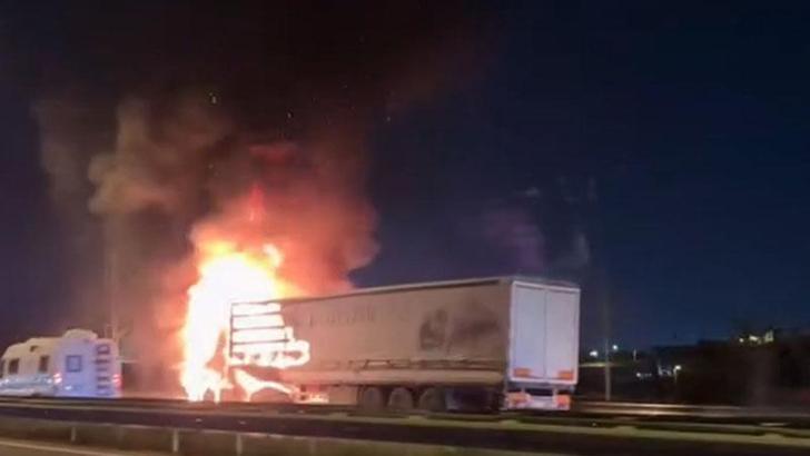 D100 Karayolu Kocaeli geçişinde TIR alev alev yandı, yol 1 saat ulaşıma kapandı