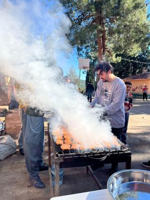 Hayırsever  çobandan öğrencilere sucuk sürprizi