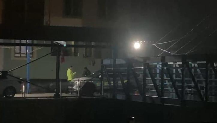 Yalnız yaşayan kadını darbedip, silahla vurduktan sonra altınlarını gasbetti