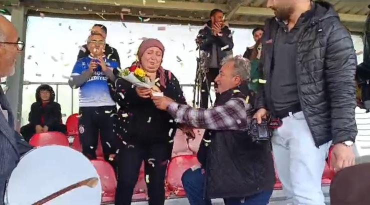 Tribünde 34 yıllık eşine davullu zurnalı yıl dönümü kutlaması