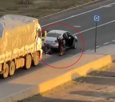 Mardin'de sokak ortasındaki silahlı kavga kamerada: 2 yaralı (2)