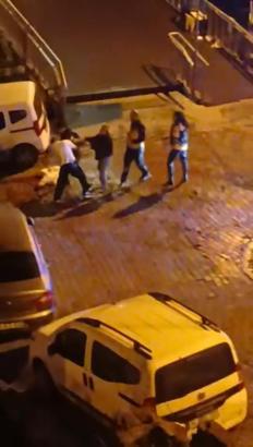 İstanbul-Beyoğlu'nda yardım istediği sağlık görevlilerine saldırdı; o anlar kamerada