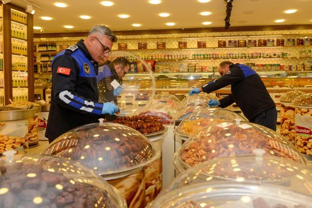 Yenişehir Belediyesi zabıtasından kuruyemiş ve patiserilere denetim