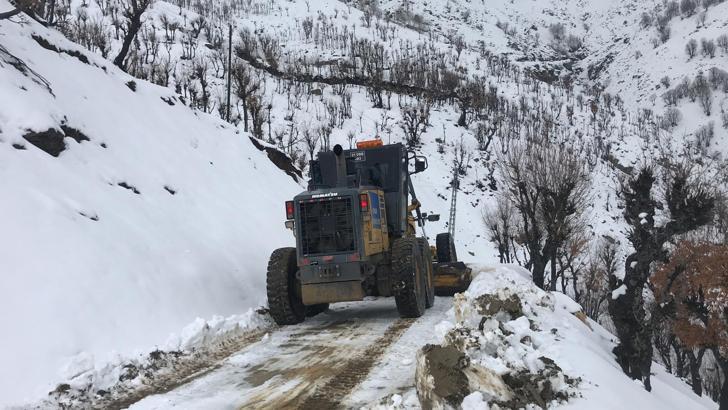 Diyarbakır'da kar nedeniyle kapanan mahalle yolları açıldı