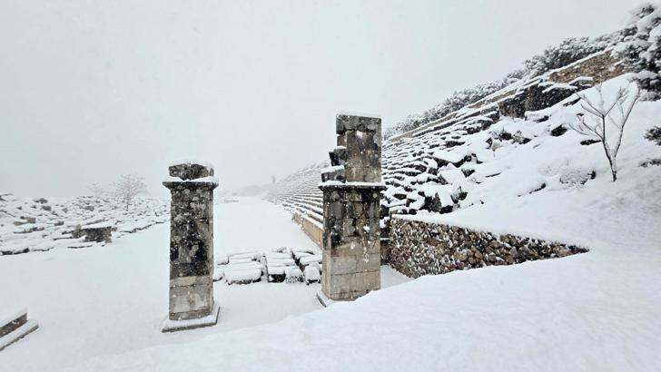 Burdur'da antik kentler beyaza büründü