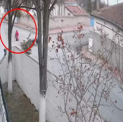 Kazada yola savrulan yaralı baba-kız birbirine sarıldı