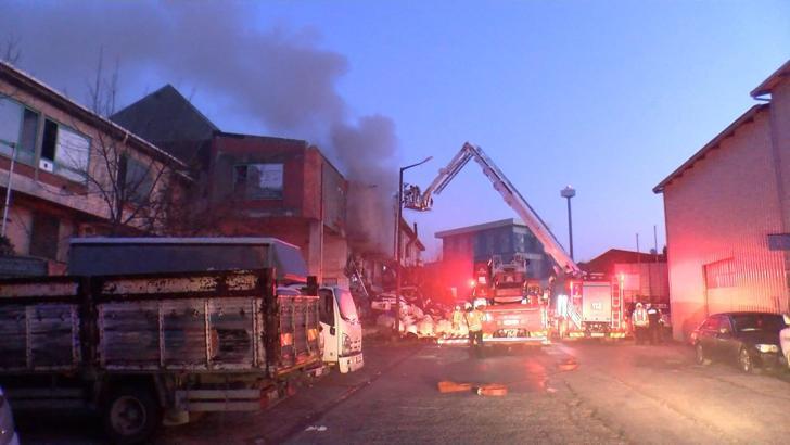 İstanbul - Başakşehir'de oto yedek parça dükkanında çıkan yangın söndürüldü