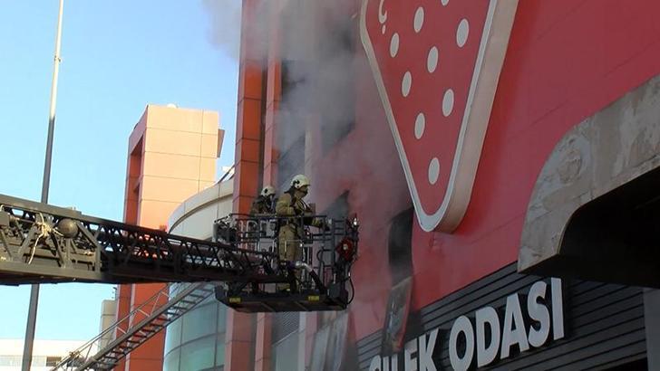 Çekmeköy'de 4 katlı mobilya maÄŸazasında yangın