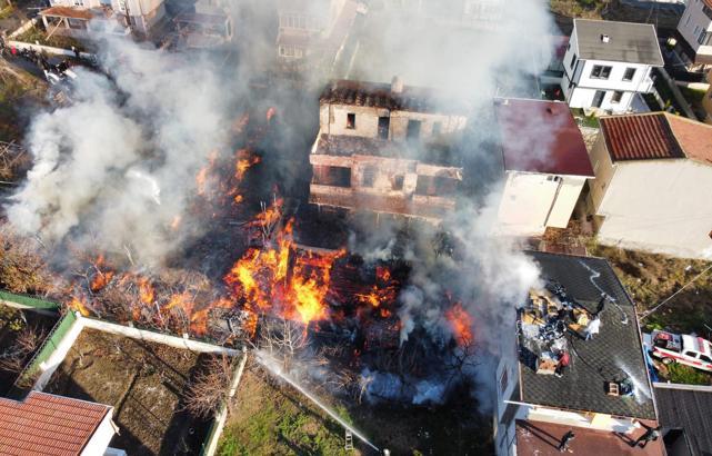 Tekirdağ'da pazar tezgahlarında başlayan yangın, evlere sıçradı