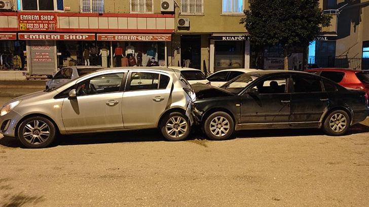 Adana'da otomobil, park halindeki 5 araca çarptı: 3 yaralı