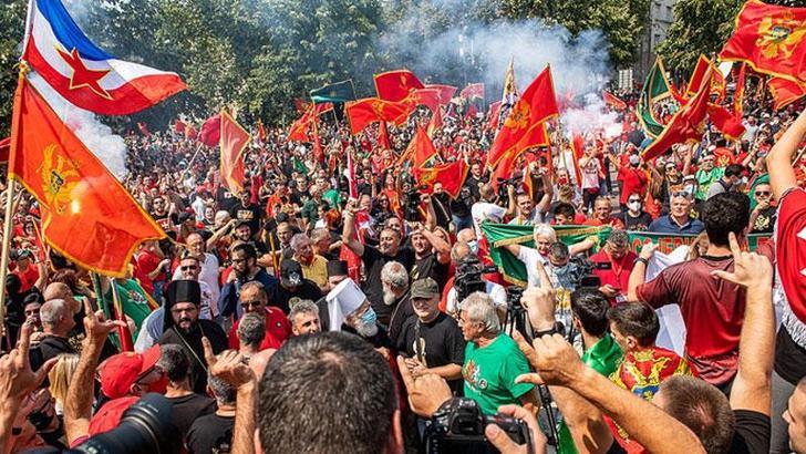 Karadağ'da 12 kişinin ölümüyle sonuçlanan saldırı sonrası gösteriler düzenlendi