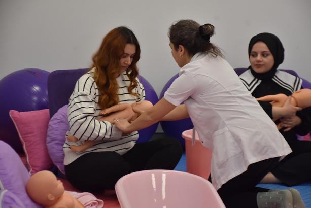 Anne adayları, 'Her gebeye bir ebe' uygulaması ile doğuma hazırlanıyor