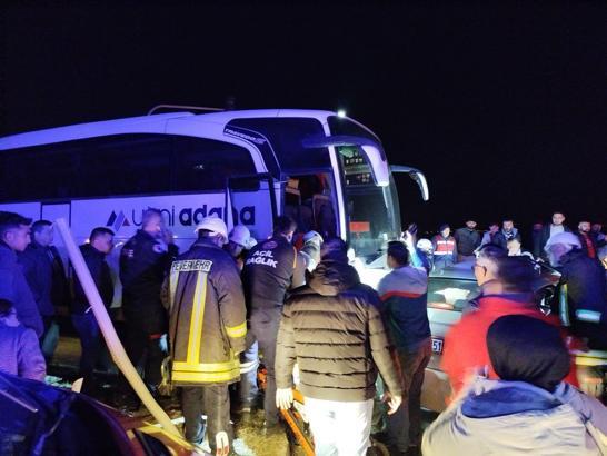 Adana'da yolcu otobüsüyle çarpışan otomobildeki karı- koca yaralandı