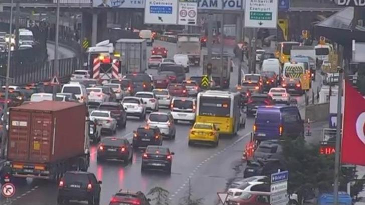 Beylikdüzü'nde TIR bariyerlere çarptı; trafik durma noktasına geldi