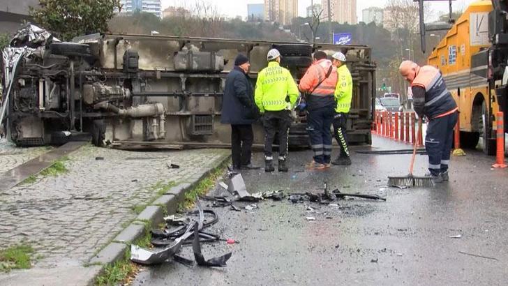 Sarıyer’de karşı şeride geçen kamyon otomobile çarptı; 3 yaralı