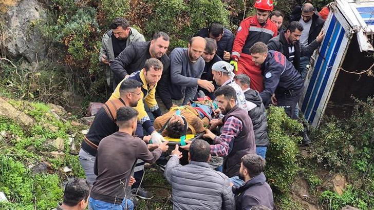 Kamyonet uçuruma yuvarlandı: 3 yaralı