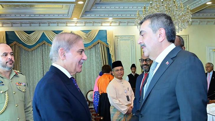 Bakan Tekin, Pakistan Başbakanı Şahbaz Şerif ile bir araya geldi
