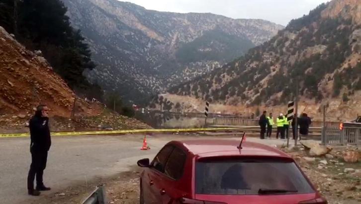 Adana'da otomobiliyle baraj gölüne düştüğü iddia edilen enerji şirketi çalışanı aranıyor