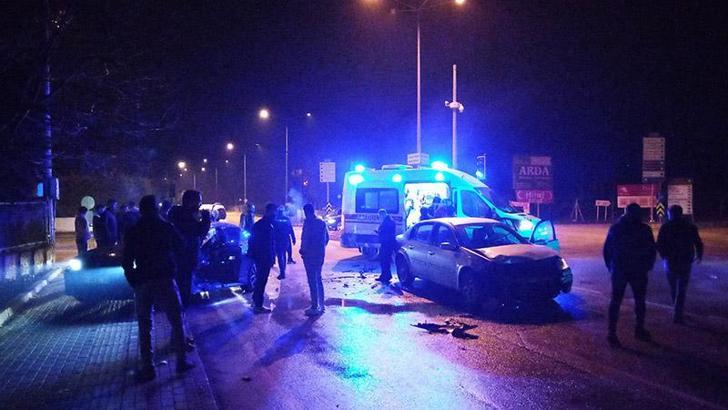 Ambulansa yol vermek isterken otomobiller çarpıştı: 4 yaralı