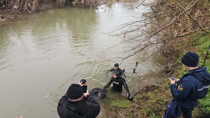 Çanakkale'de otomobil çaya uçtu: 1 ölü, 1 yaralı (2)