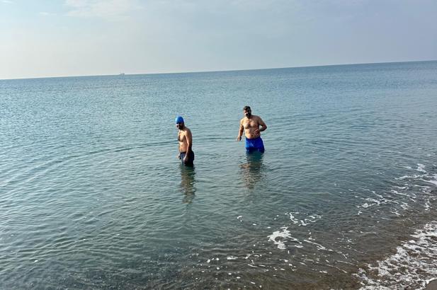 Soğuk havaya aldırmadan denizde yüzdüler