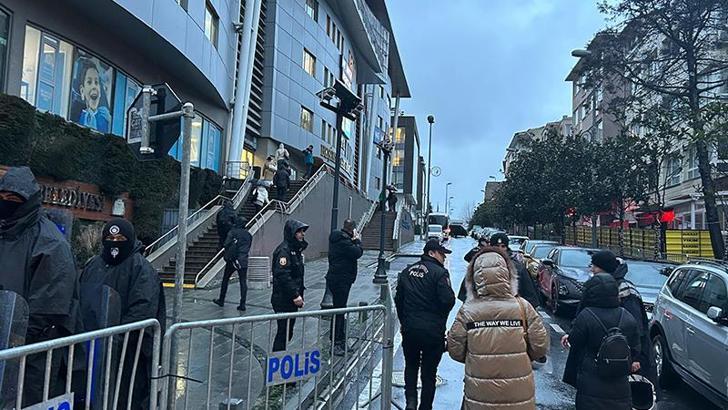 Beşiktaş Belediyesi önünde güvenlik önlemi