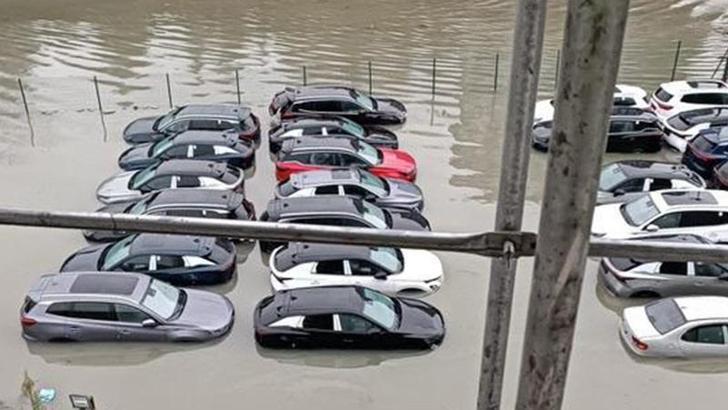 Sarıyer'de yağış sonrası otoparktaki sıfır araçlar su içinde kaldı