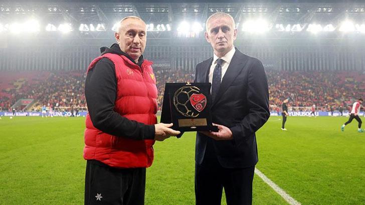 Göztepe Teknik Direktörü Stoilov'a büyük onur