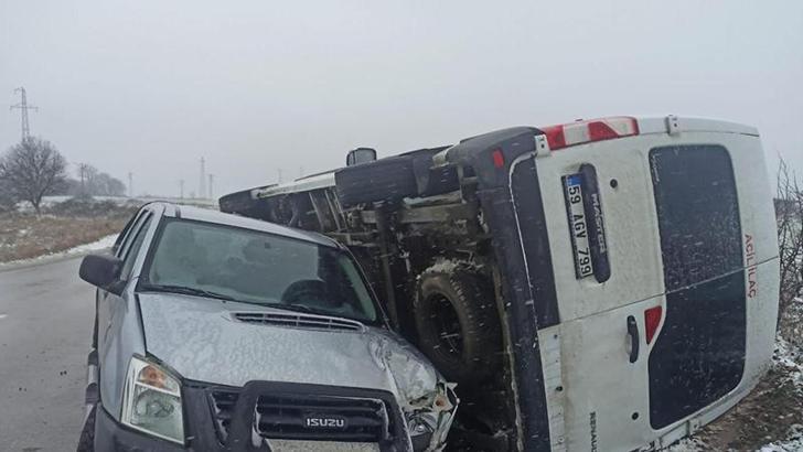 Buzlanan yolda devrilen minibüse kamyonet çarptı: 1 yaralı