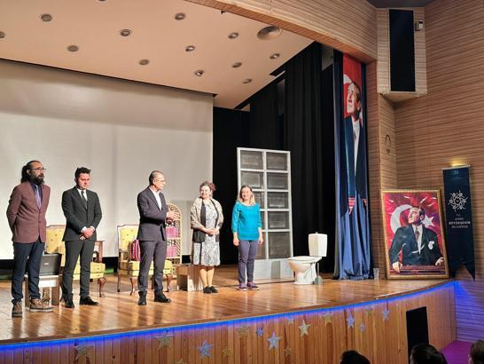 Aydın'da sanatseverler tiyatroyla buluştu