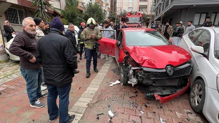 Avcılar'da yayaya ve iki araca çarpan otomobil sürücüsü kaçtı