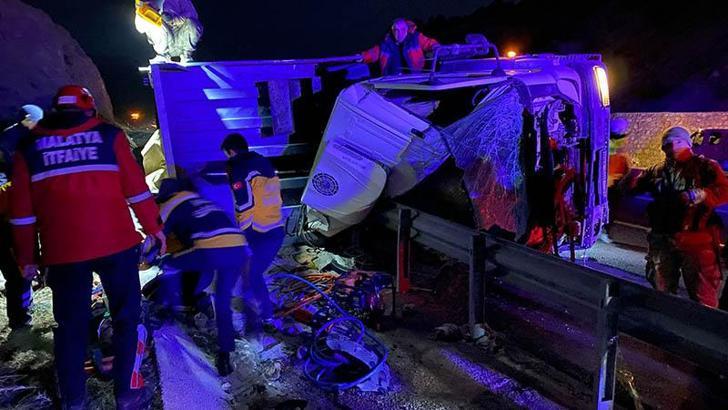 Malatya'da TIR devrildi; 2 ölü, 1 yaralı