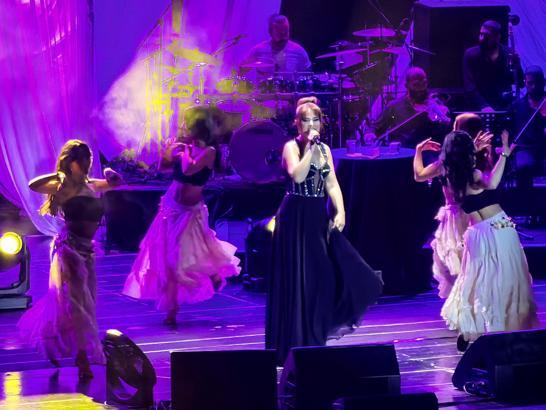 Derya Bedavacı, Bursa'da sahneye çıktı