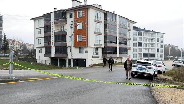 Ev sahibi, tabancayla kovalayıp kiracısını vurdu
