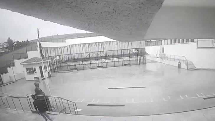 İstanbul- Büyükçekmece'de bir öğrenci, müdür yardımcısını boğazından bıçakladı